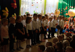 03 Dzieci śpiewają piosenkę
