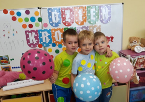 Nataniel, Staś i Bartek z balonami w kropki