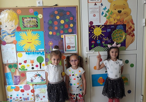 Kropka w pracach plastycznych dzieci prezentowana przez Hanię, Natalkę i Tosię
