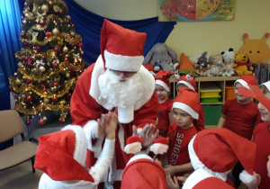 Mikołaj przybija piątkę z przedszkolakami