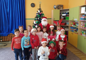 Dzieci z Mikołajem w grupie V