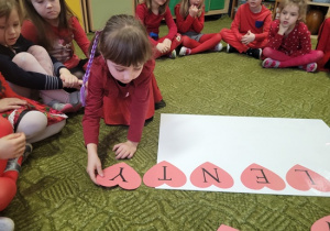 10 Dzieci układają napis walentynki