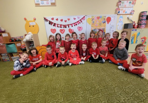 11 Dzieci w czerwonych ubraniach