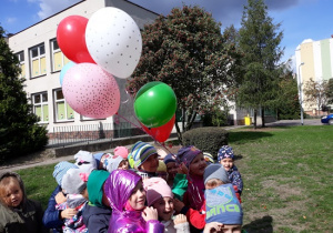 Puszczanie balonów z życzeniami w ogrodzie przedszkolnym