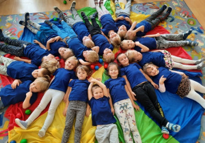 03 Dzieci leżące na dywanie
