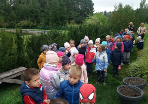 Dzieci zwiedzają leśniczówkę