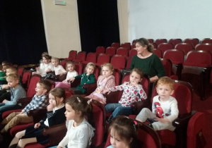 Dzieci oglądają spektakl