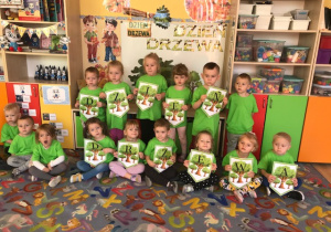 01 Grupa dzieci w zielonych koszulkach