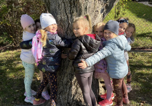 09 Dziewczynki przytulają się do drzewa