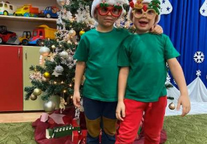 Alan i Marcel w świątecznych okularach