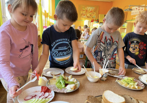 09 Dzieci przygotowują sobie kanapki