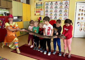 11 Dzieci trzymają wężą