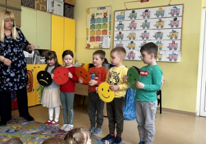 Dzieci z różnymi kolorami buziek