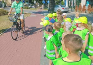 Dzieci na ścieżce rowerowej