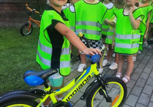 Omówienie z dziećmi bezpiecznej jazdy na rowerze