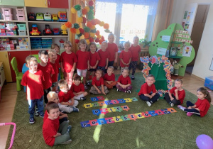 Grupa przedszkolaków w czerwonych koszulkach w dniu swojego święta