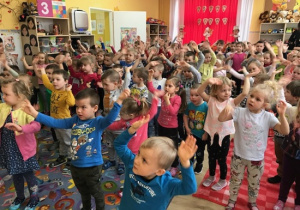Dzieci tańczą wesoło wymachują rączkami