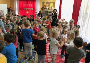 Przedszkolaki we wspólnym tańcu