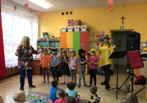 Dzieci Hania Amelka Zosia Tosia Miłosz i Zosia grają na instrumentach