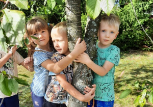 Martynka, Milan i Tymek przytulają się do drzewa
