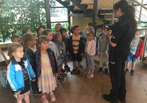 Dzieci rozpoczynają zwiedzanie Policji