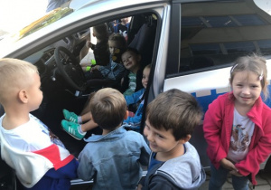 Dzieci w policyjnym samochodzie