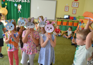 Dzieci wcielają się w role królików