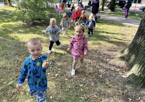 Dzieci biegną w parku