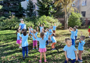 Dzieci wspólnie bawią się w ogrodzie przedszkolnym