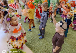 Dzieci tańczą w rytm jesiennej muzyki