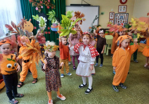 Dzieci tańczące z liściami