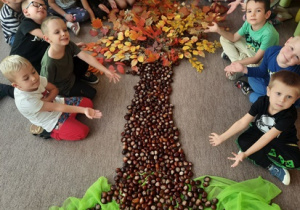 Ułożone przez dzieci drzewo z materiału przyrodniczego