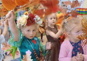 Dzieci w jesiennych strojach