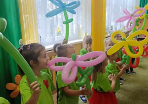 Przedszkolaki z balonowymi kwiatami