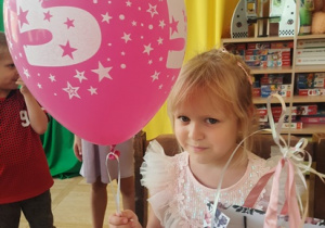 Laura z balonem