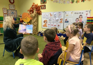 Pani Joasia Chojnacka czyta dzieciom książeczkę o kundelku