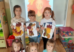 Dziewczynki prezentują swoje prace wykonane z liści