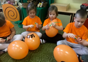 Dzieci wykonują dynię z balonu