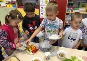 Dzieci podczas wybierania składników na kanapki