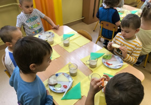 Dzieci podczas wspólnego posiłku