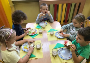 Dzieci podczas śniadania