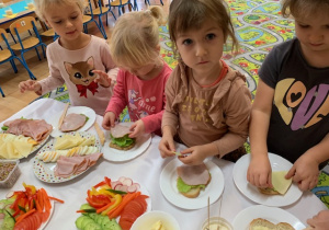 03 Dzieci samodzielnie przygotowują kolorowe kanapki.jpg
