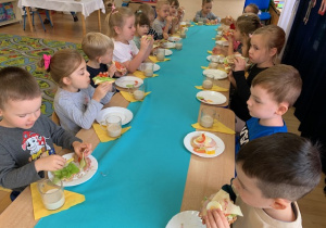 05Dzieci przy stole spożywają samodzielne przygotowane śniadanie .jpg