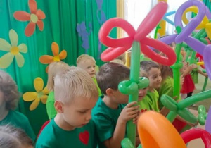 Dzieci z kwiatami z balonów