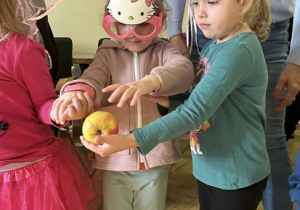 Lila podaje jabłko Zuzi