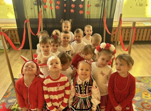 Dzieci w ubraniach w kolorze białym i czerwonym