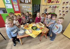 Dzieci przy stole ze zdrowym jedzeniem