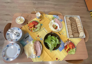 Przygotowany stół ze zdrowym jedzeniem do wykonania kanapek