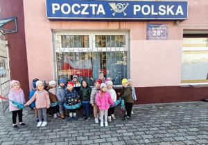 Dzieci przed budynkiem poczty