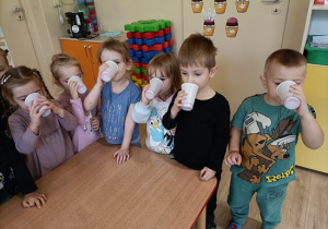 Dzieci piją sok z buraka